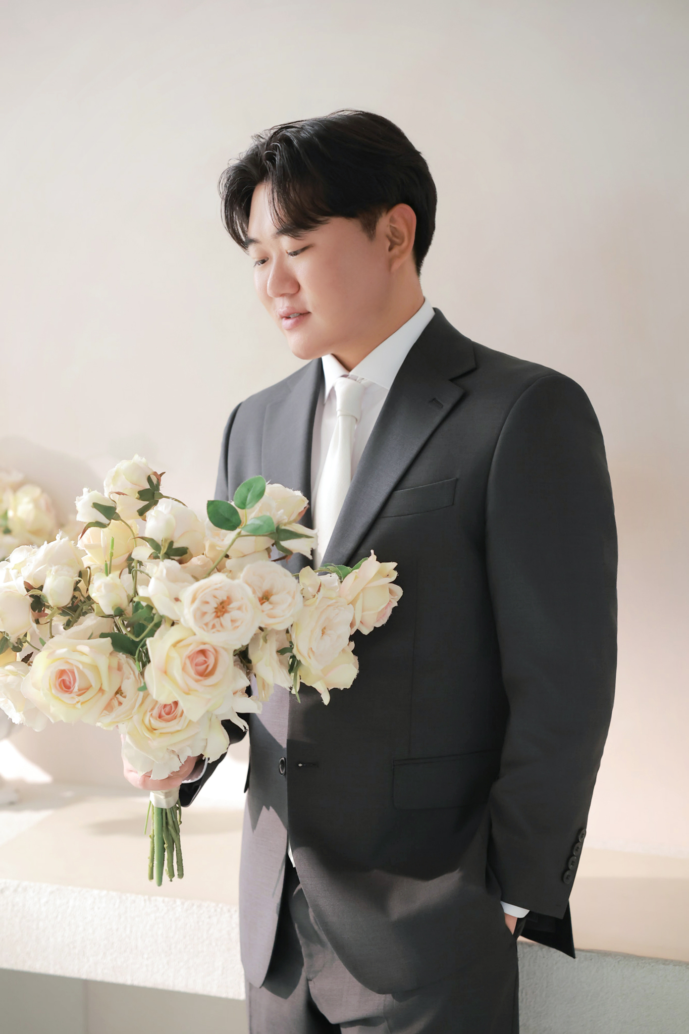 꽃다발을 든 신랑 진영