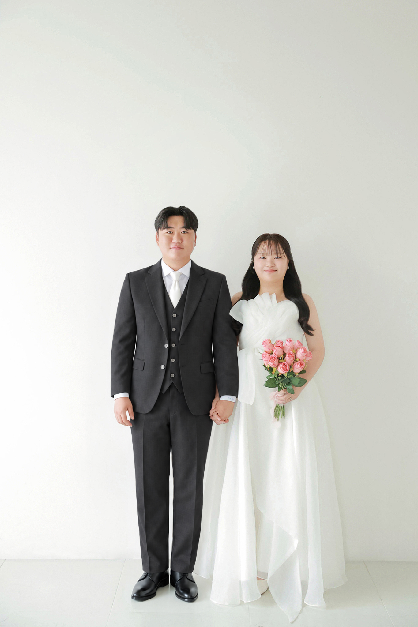 밝은 정장을 입은 신랑과 신부의 웨딩사진