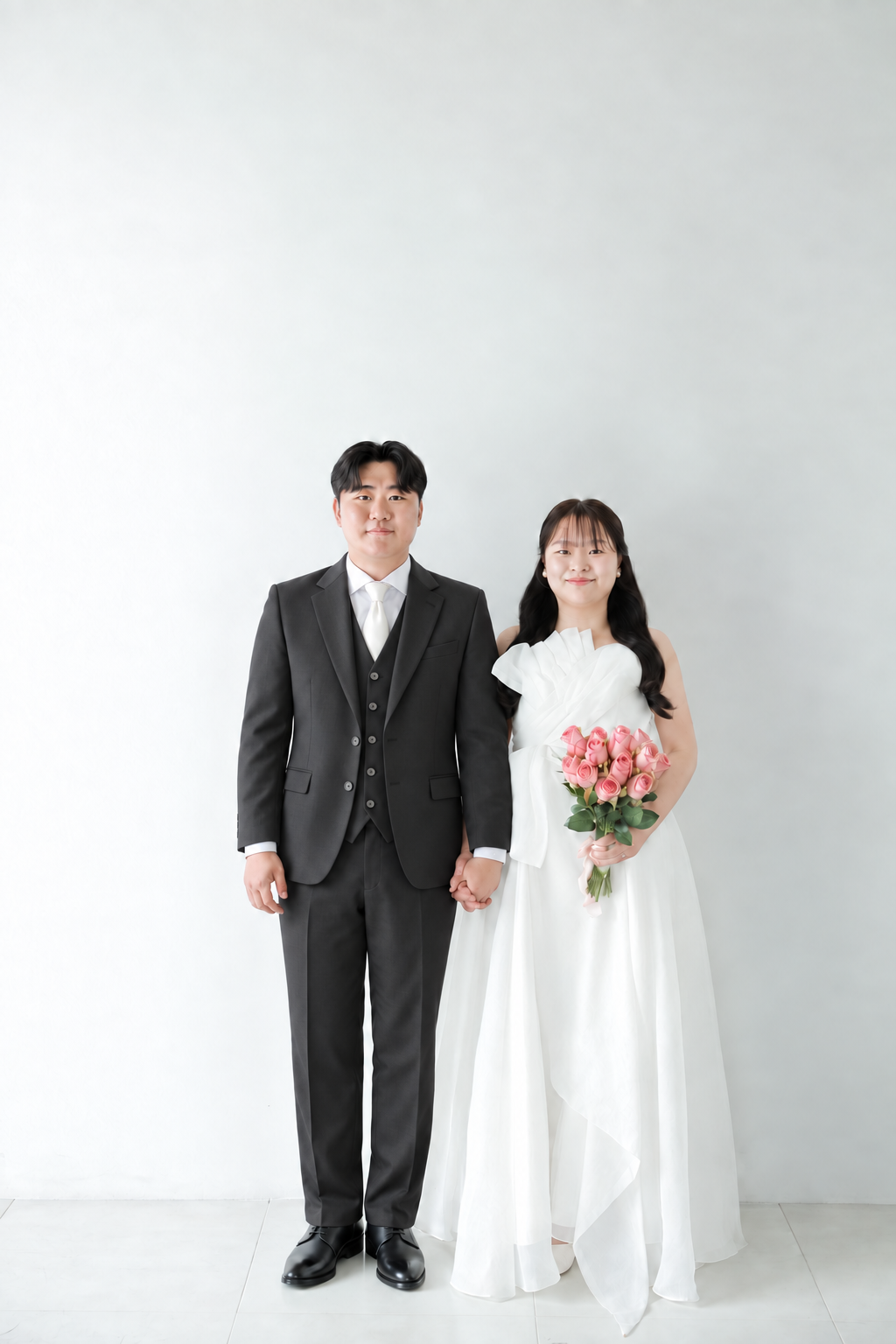 함께 손을 잡고 서 있는 신랑 진영과 신부 혜주